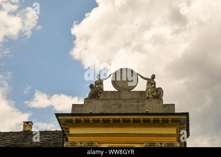 Detail auf das Dach des Hotel de Ville (Rathaus) in Emile Chanoux Platz mit Statuen und eine Sonnenuhr gegen bewölkter Himmel, Aosta, Aostatal, Italien Stockfoto