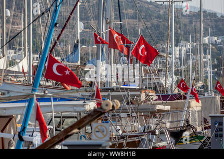 Türkische Flaggen auf Boote im Hafen von Bodrum, in der Türkei, Stockfoto