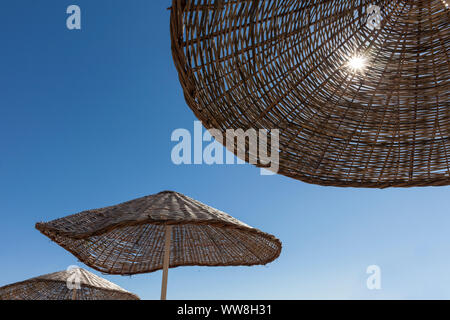 Sonnenschirme und Sonnenliegen am Strand mit "Keine", "Niedrig Jahreszeit am Morgen, südlich von Bodrum, in der Türkei, Stockfoto