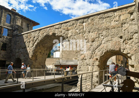 Blick auf die Porta Praetoria (Pretoria Tor) der östlichen Eingang der römischen Stadt Augusta Praetoria (Aosta) Salassorum heute in 25 BC, Italien Stockfoto