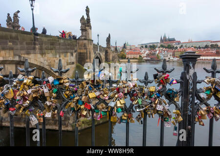 Liebelocks auf der Karlsbrücke am Fluss Vlatava, Prag, Tschechien Stockfoto