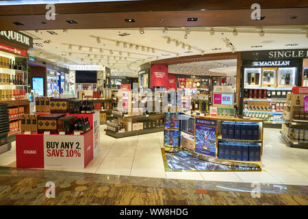 Singapur - ca. April 2019: DFS Wein & Spirituosen am Flughafen Singapur Changi. Stockfoto