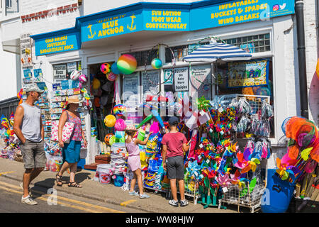 England, Kent, Thanet, Broadstairs, Familie im Shop Anzeige der Strand waren auf der Suche Stockfoto