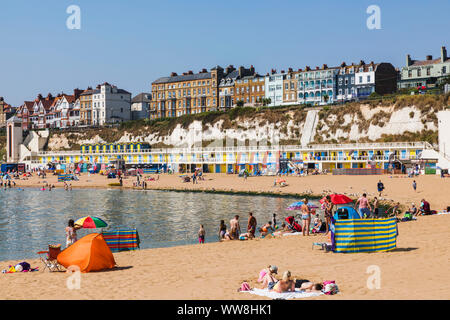 England, Kent, Thanet, Broadstairs, Broadstairs Strand und Stadt Skyline Stockfoto