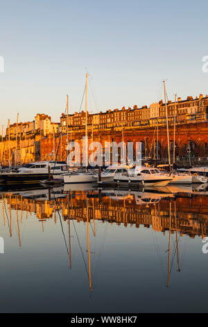 England, Kent, Thanet, Ramsgate, Royal Ramsgate Marina und Stadt Skyline Stockfoto