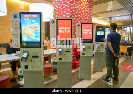 Singapur - ca. April 2019: McDonald's am Changi International Airport. Stockfoto