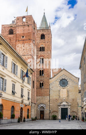 Die Türme von Albenga und der Kathedrale des Hl. Erzengels Michael in der historischen Teil der Stadt Albenga in Ligurien, Italien Stockfoto