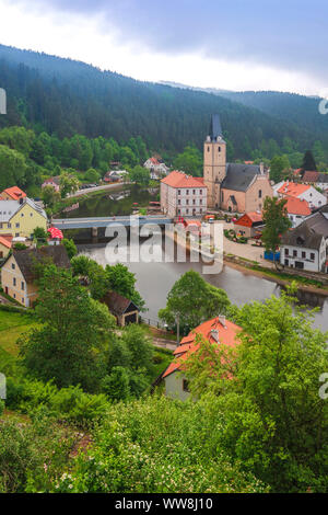 Anzeigen von Rozmberk nad Vltavou mit der Kirche von St. Mary's und der Moldau, Moldau, Bezirk von Cesky Krumlov, Südböhmen, Tschechische Republik erhöhte Stockfoto