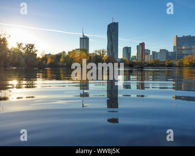 Wien, Wien, See Kaiserwasser, Hochhaus Hochhaus Neue Donau, UN-Gebäude (Vienna International Center, VIC), Spiegel effekt im 22. Donaustadt, Wien, Österreich Stockfoto