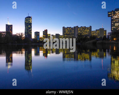 Wien, Wien, See Kaiserwasser, Hochhaus Hochhaus Neue Donau, UN-Gebäude (Vienna International Center, VIC), IZD Tower, Spiegeleffekt im 22. Donaustadt, Wien, Österreich Stockfoto