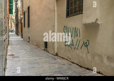 Politische anti Matteo Salvini graffiti Lesen "salvini Boia!' Bedeutung von alvini der Henker" in der Altstadt von Genua (Genova) in Ligurien, Italien Stockfoto