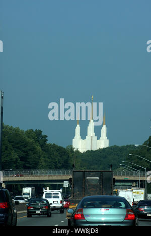 Der Washington D.C. Tempel, errichtet von der Kirche Jesu Christi der Heiligen der Letzten Tage in Kensington, MD, USA Blick von der Interstate 495. Stockfoto