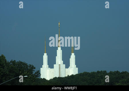 Der Washington D.C. Tempel, errichtet von der LDS-Kirche in Kensington, MD, USA Blick von der Interstate 495. Die Statue der Engel Moroni auf der Spitze. Stockfoto