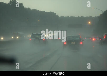 Fahren bei Regen auf der Autobahn in den Vereinigten Staaten Stockfoto