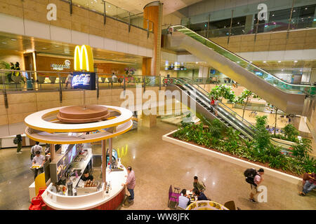 Singapur - ca. April 2019: McCafe am Changi International Airport. Stockfoto