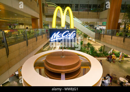 Singapur - ca. April 2019: McCafe am Changi International Airport. Stockfoto
