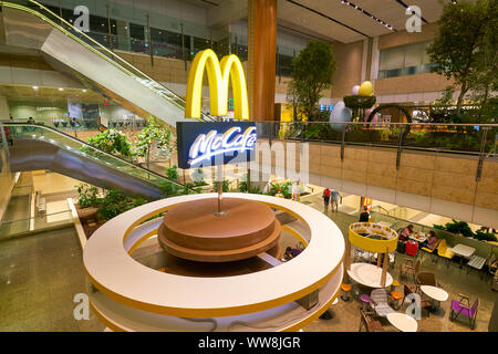 Singapur - ca. April 2019: McCafe am Changi International Airport. Stockfoto