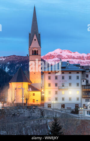 Pieve di Livinallongo mit der Pfarrkirche St. Jakobus Major Apostel, Livinallongo del Col di Lana (buchenstein), Belluno, Venetien, Italien Stockfoto