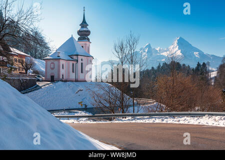 Wallfahrtskirche Maria Gern im Winter und Watzmann im Hintergrund, Berchtesgaden, Bayern, Deutschland, Europa Stockfoto