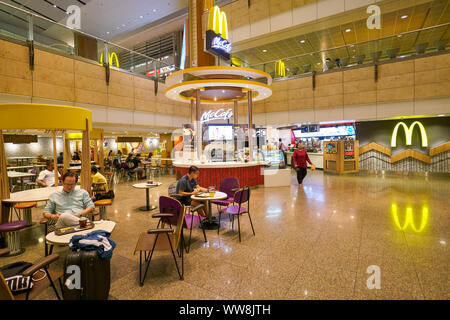 Singapur - ca. April 2019: McCafe am Changi International Airport. Stockfoto