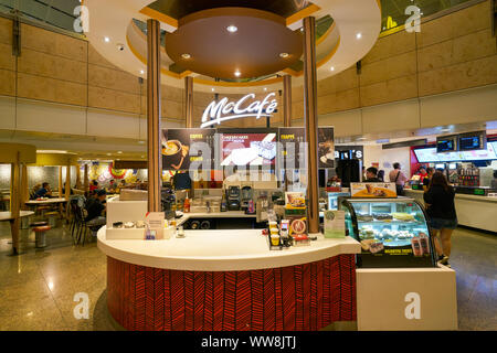 Singapur - ca. April 2019: McCafe am Changi International Airport. Stockfoto