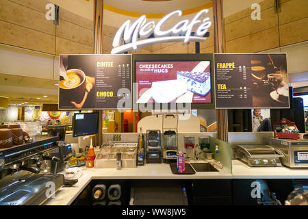 Singapur - ca. April 2019: McCafe am Changi International Airport. Stockfoto