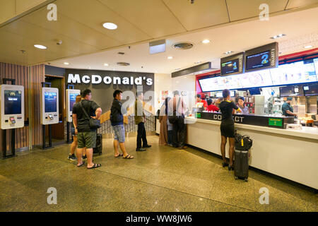 Singapur - ca. April 2019: McDonald's am Changi International Airport. Stockfoto