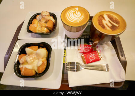 Singapur - ca. April 2019: Kaffee und Dessert serviert auf einem Tablett bei McCafe in Changi International Airport. Stockfoto