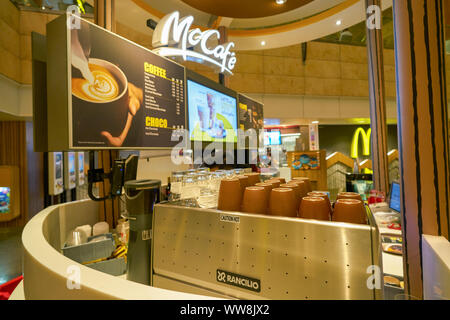 Singapur - ca. April 2019: McCafe am Changi International Airport. Stockfoto