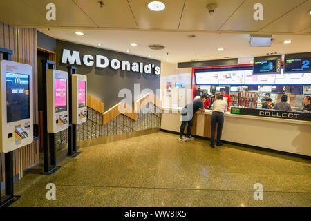 Singapur - ca. April 2019: McDonald's am Changi International Airport. Stockfoto