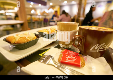 Singapur - ca. April 2019: Kaffee und Dessert serviert auf einem Tablett bei McCafe in Changi International Airport. Stockfoto