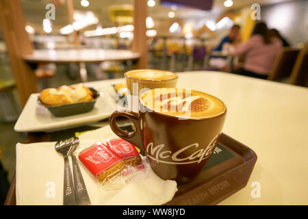 Singapur - ca. April 2019: Kaffee und Dessert serviert auf einem Tablett bei McCafe in Changi International Airport. Stockfoto