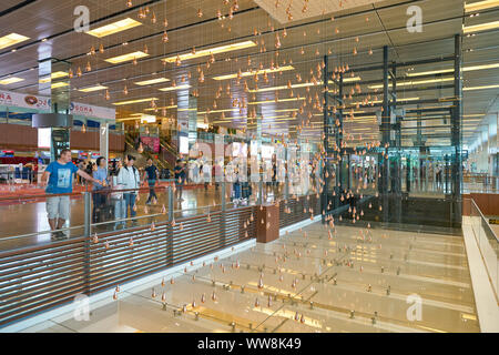 Singapur - ca. April 2019: Die kinetische Skulptur regen in Singapur Changi Flughafen, Terminal 1. Stockfoto