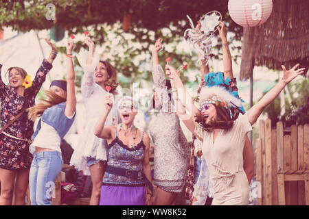 Gruppe von verrückten Frauen gemischtes Alter von jung bis alt Spaß haben und tanzen alle zusammen in einem Hippie style Event feiern Gruppe Personen Konzept mit farbiger Kleidung und Glück Stockfoto