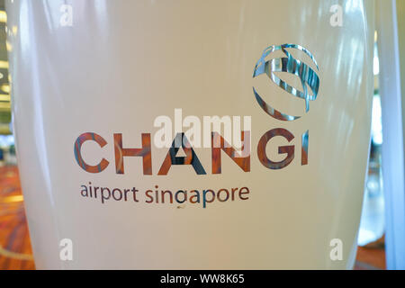 Singapur - ca. April 2019: Nahaufnahme von Singapur Changi Airport unterzeichnen. Stockfoto