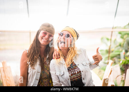 Paar verrückte Frauen Freunde Spaß haben und Lebensstil tragen hippy Alte retro style Kleidung und Zubehör genießen. Mode- und Freundschaft für junge kaukasischen Frauen Stockfoto