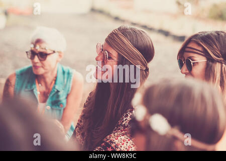 Gruppe der weiblichen girs gemischten Alters in der Feier hippy Party. Lächeln und Glück in Freundschaft für Frauen. Vintage Style und Retro Look. '70s Style für nette Leute Genießen der Freizeit Aktivität Stockfoto