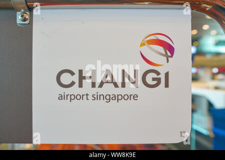 Singapur - ca. April 2019: Nahaufnahme von Singapur Changi Airport unterzeichnen. Stockfoto