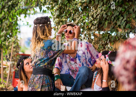 Hippy Party und Freundschaft für Jungen frei und glücklich farbigen Frauen Spaß haben und zusammen bleiben, mit Liebe und Beziehung. mode kleidung und Kleider für Frauen in Aktivität im Freien feiern. Stockfoto