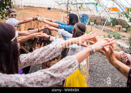 Gruppe von Freien und hippy Rebel alternative Style junge Frauen gemeinsam tanzen und feiern, mit Freude und Glück in einem natürlichen Platz im Innen- und Außenbereich. schön Lifestyle für schöne Menschen Stockfoto