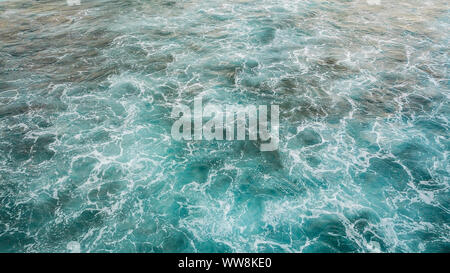 Schöne Luftaufnahme von Ocean Wave. blaue Farben und weißer Schaum auf einem gefährlichen Wasser in der Mitte des Meeres ohne menschliche Stockfoto