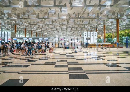 Singapur - ca. April 2019: Check-in-Bereich, die in Singapur Changi International Flughafen, Terminal 3. Stockfoto
