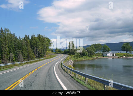 Geschwungene lakeside Road, Cabot Trail, Nova Scotia, neben Bras d'Or Lake Stockfoto