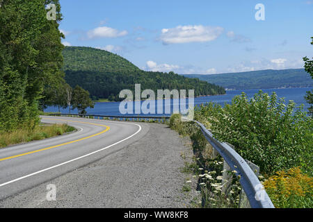 Geschwungene lakeside Road, Cabot Trail, Nova Scotia, neben Bras d'Or Lake Stockfoto