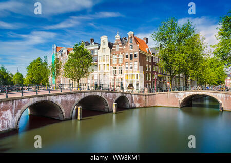 Kanal mit traditionellen Gebäuden in Amsterdam, Niederlande Stockfoto