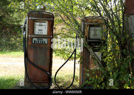 Gebrauchs Tankstellenpumpen in den USA Stockfoto