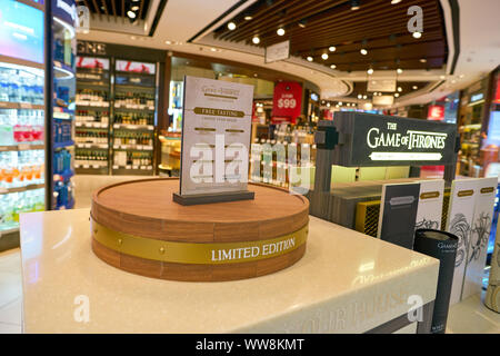 Singapur - ca. April 2019: Spiel der Throne Whiskys auf Anzeige am Changi Flughafen, Terminal 3 Stockfoto