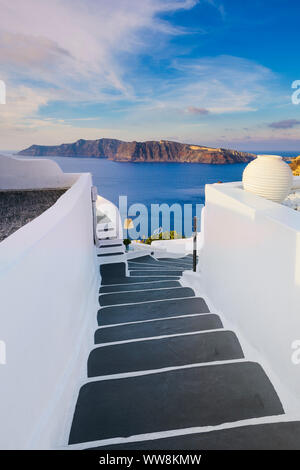 Treppe mit Blick auf das Meer in Oia, Santorini, Griechenland Stockfoto