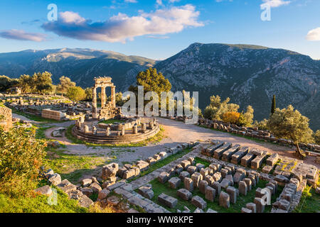 Die Ruinen der Tempel der Athena Pronaia in antiken Delphi, Griechenland Stockfoto