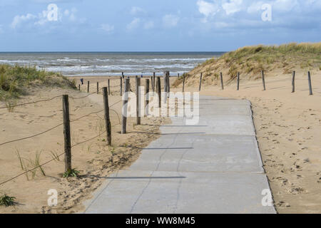 Weg durch die Dünen zum Strand, Noordwijk aan Zee, Nordsee, Südholland, Niederlande Stockfoto